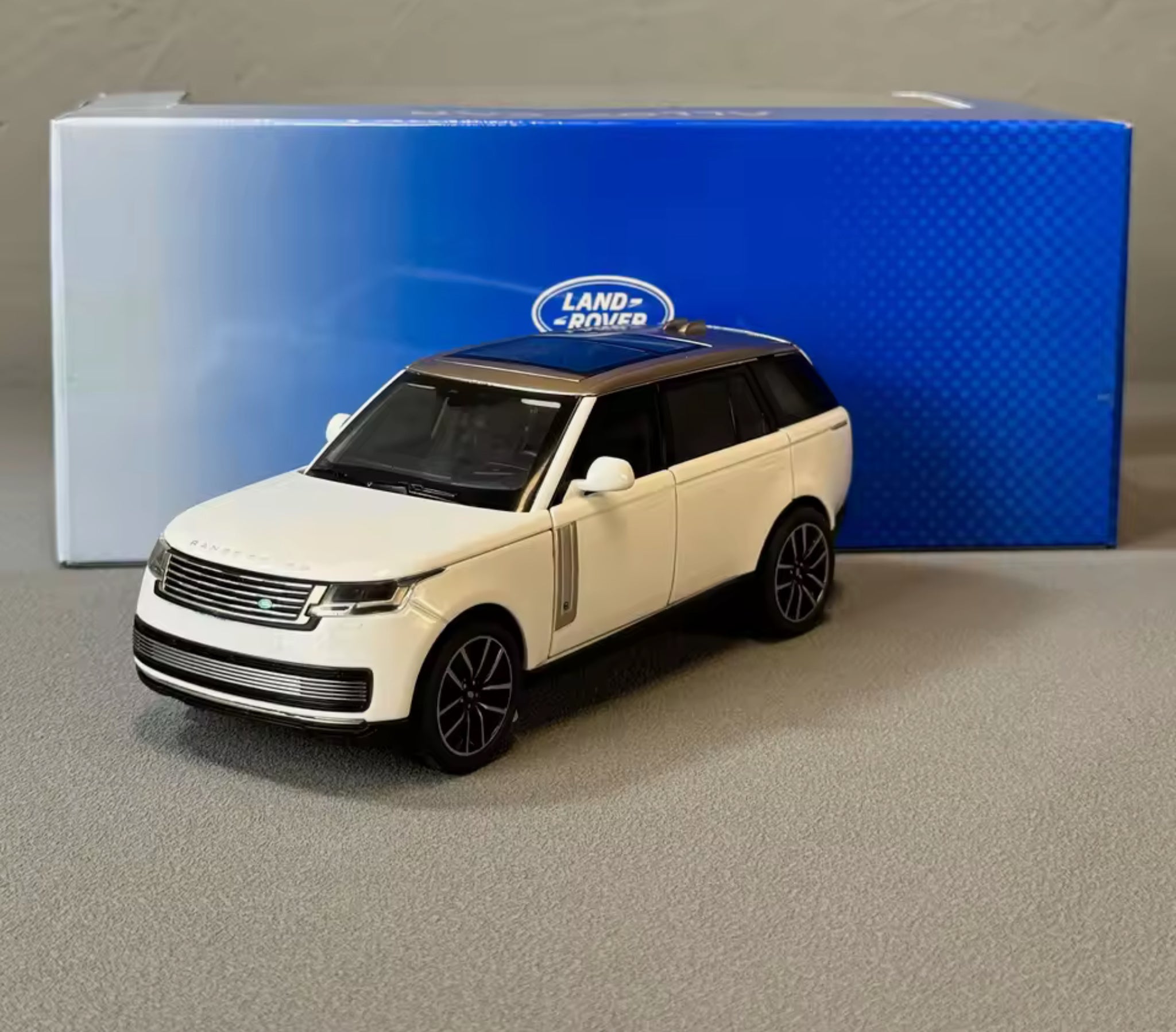 1:32 Land Rover Range Rover SV2022 SUV Diecast Alloy Model Computer Desktop Ornaments Miniatures Model Present for Childrens